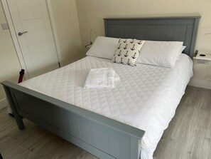 Iron/ironing board, WiFi, bed sheets - Garden Studio, Sleeps 2, Hot Tub & Pets Welcome (Southampton)