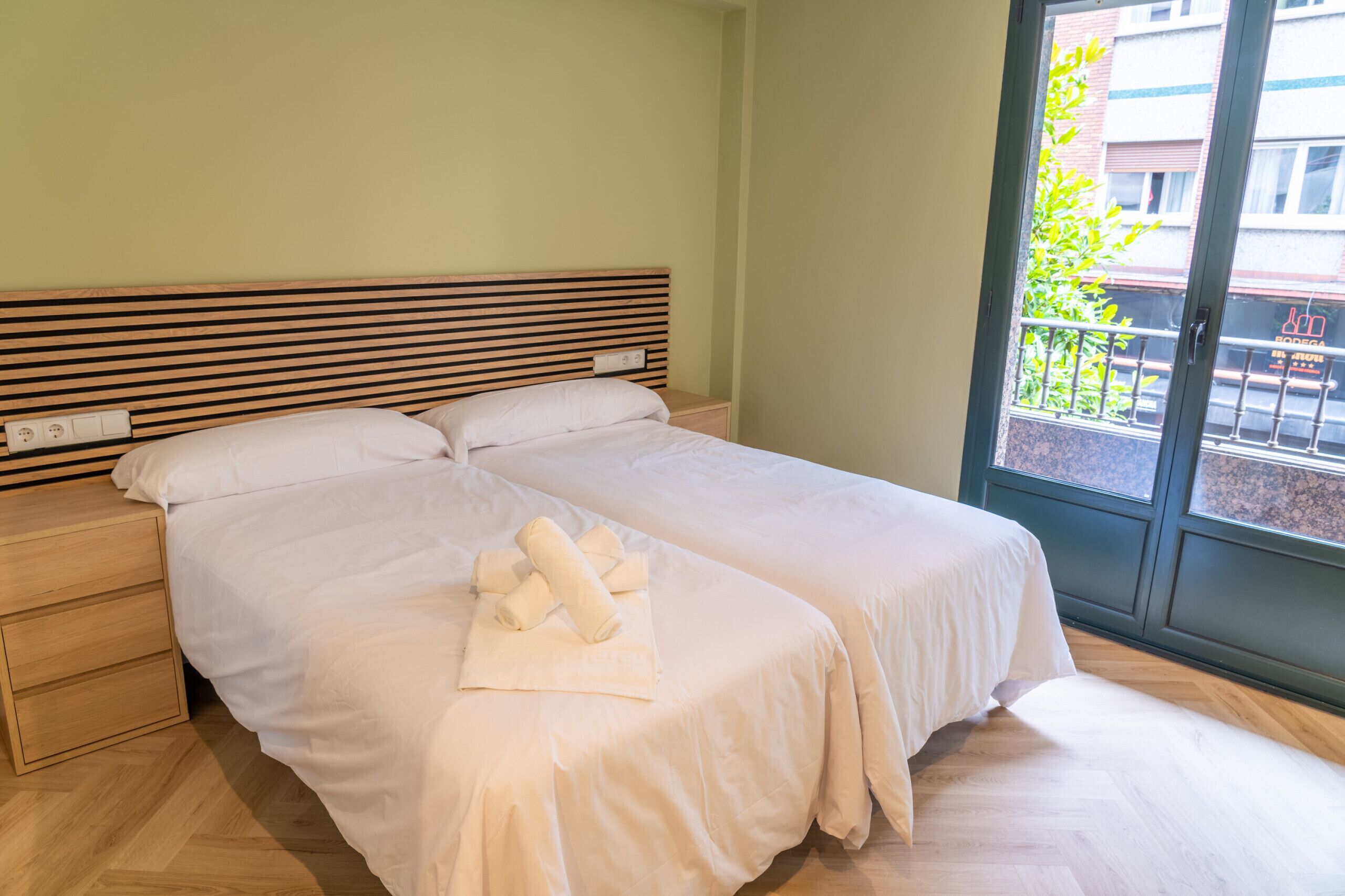 2 habitaciones, escritorio, tabla de planchar con plancha y wifi gratis 