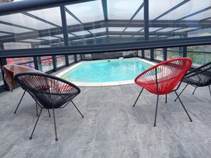 Una piscina techada, una piscina al aire libre