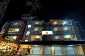 A multi-story building with balconies, air conditioning units, and a signboard. - Itsy Hotels De Classio (Nerul)