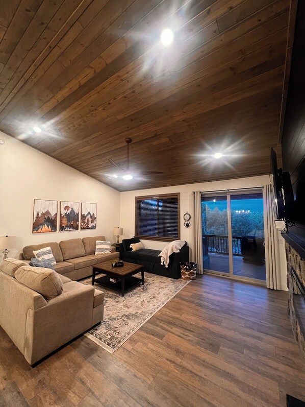 Smart-TV, Kamin, Bücher, Musikbibliothek