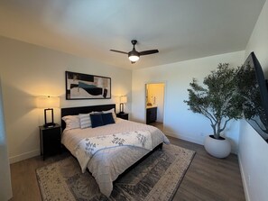 2 makuuhuonetta, työpöytä, ilmainen Wi-Fi, vuodevaatteet