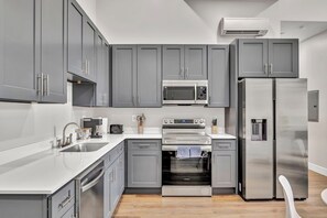 Private kitchen - 4Bd+65"TV+Crib+8 Min Away from DT CLE (Cleveland)