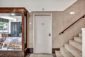 Interior - 4Bd+65"TV+Crib+8 Min Away from DT CLE (Cleveland)