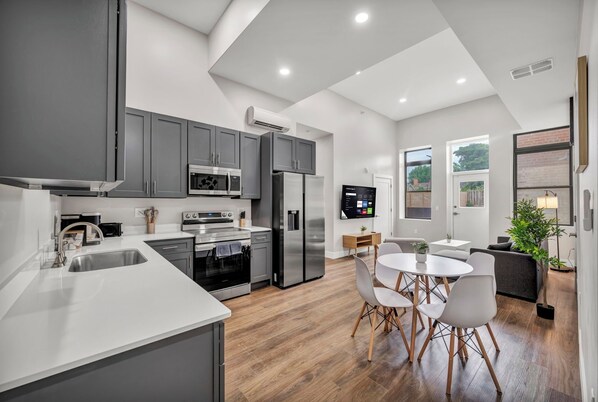 Private kitchen - 4Bd+65"TV+Crib+8 Min Away from DT CLE (Cleveland)