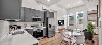 4Bd+65"TV+Crib+8 Min Away from DT CLE