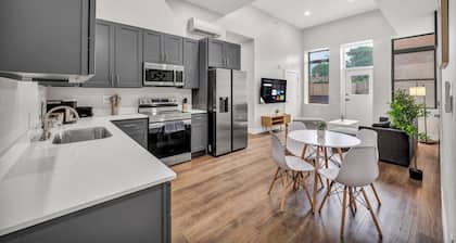 4Bd+65"TV+Crib+8 Min Away from DT CLE