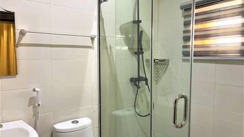 Economy Apartment, Balcony, City View | Bathroom | Hair dryer, towels, soap, shampoo