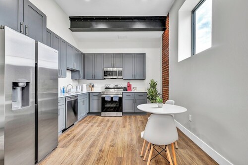 CozyStudio+65"TV+8Min from DT CLE