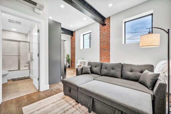 Living area - CozyStudio+65"TV+8Min from DT CLE (Cleveland)