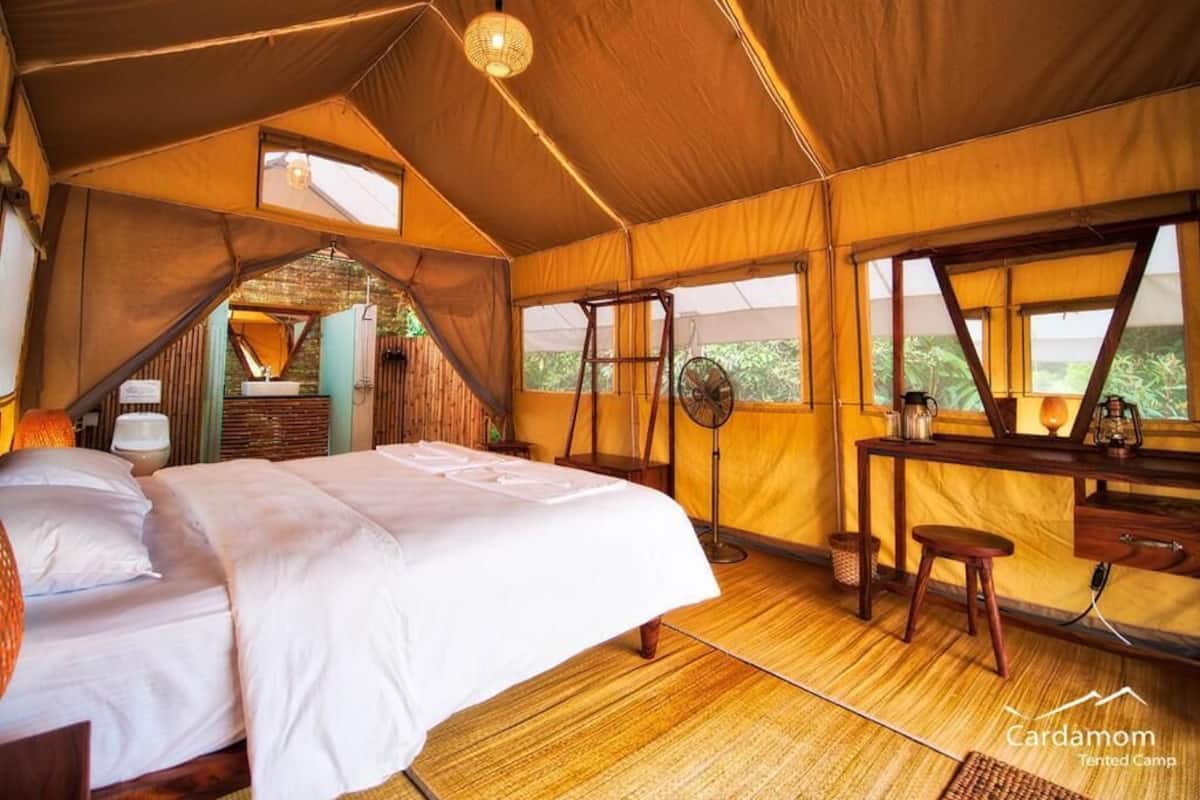 Kamar Double Premium, balkon, pemandangan sungai | Meja kerja dan ruang kerja ramah laptop