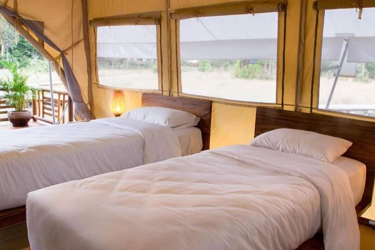 Kamar Twin Standar, balkon, pemandangan halaman | Meja kerja dan ruang kerja ramah laptop