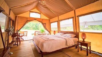 Dobbeltrom – standard, balkong, bakgårdsutsikt | Skrivebord og skrivebord for bærbar PC