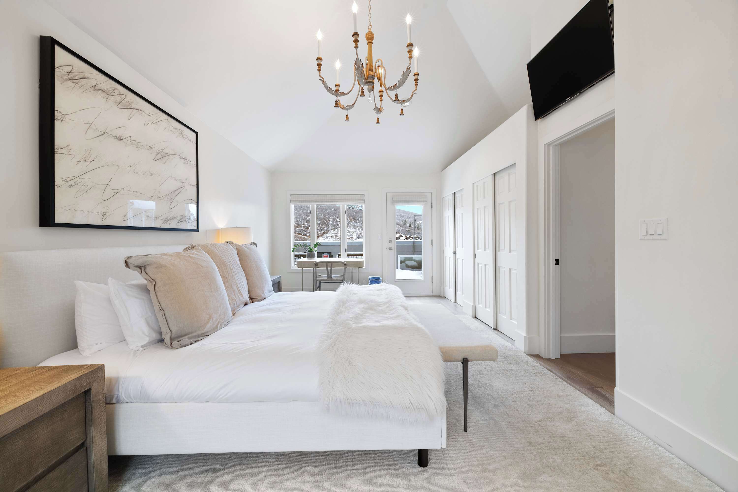 3 bedrooms, desk, WiFi, bed sheets