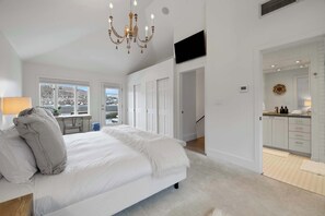 3 bedrooms, desk, WiFi, bed sheets