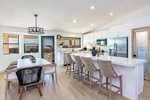 Dining - Updated Oasis w/ Private Yard, BBQ & Hot Tub (Lake Havasu City)