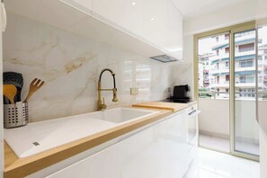 冷蔵庫、電子レンジ、オーブン、コンロ