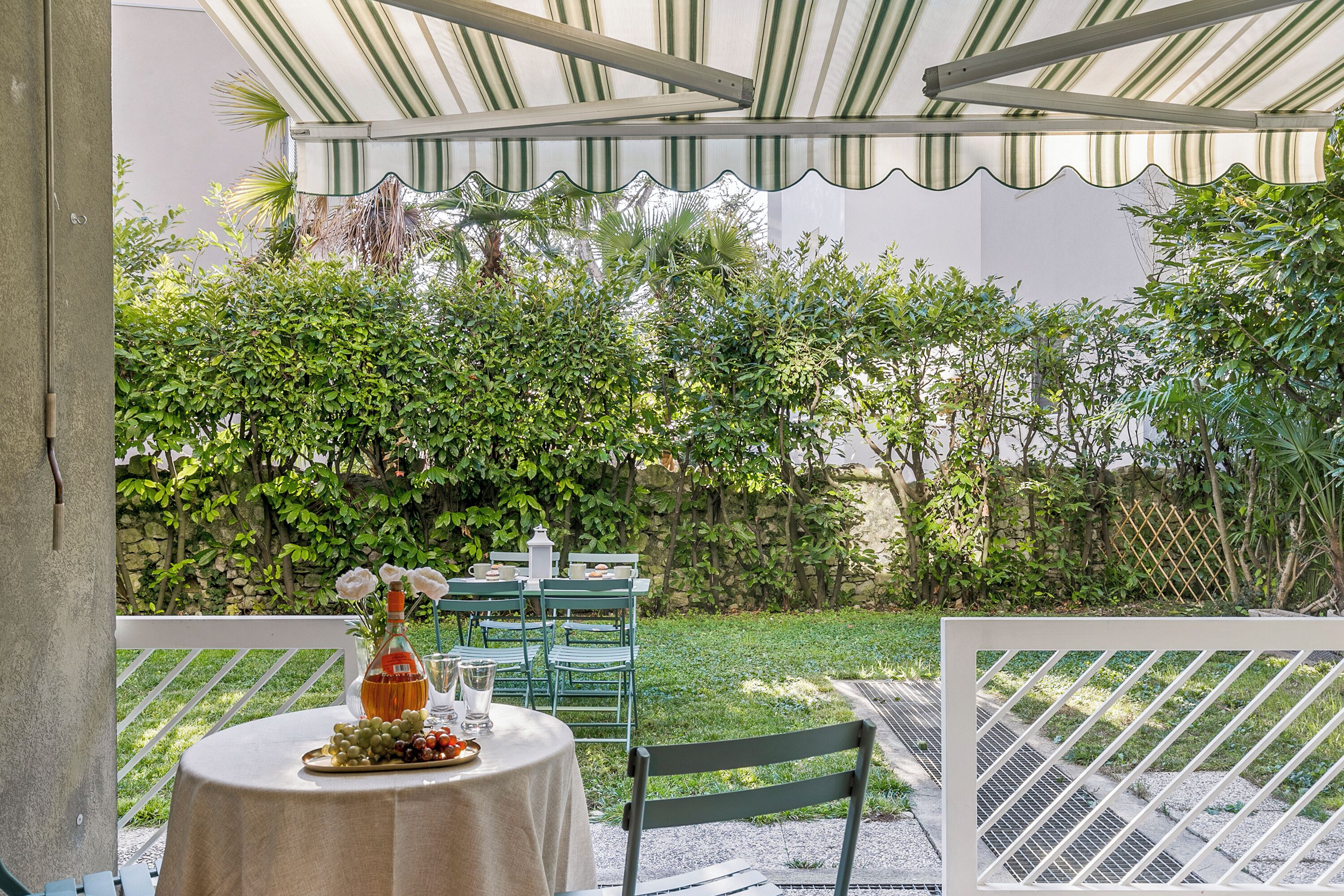 อพาร์ทเมนท์สำหรับครอบครัว, หลายห้องนอน (Riva's Garden Home) | รับประทานอาหารกลางแจ้ง