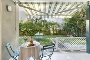 Outdoor dining - Riva's Garden Home (Riva del Garda)