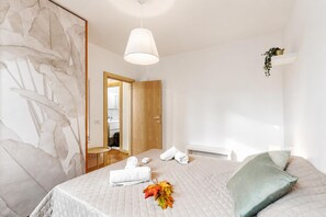 Perhehuoneisto, 2 makuuhuonetta, mikroaaltouuni (Riva's Garden Home) | 2 makuuhuonetta