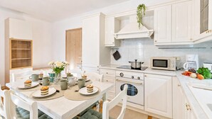 Family Apartment, 2 Bedrooms, Microwave (Riva's Garden Home) | Private kitchen - Riva's Garden Home (Riva del Garda)