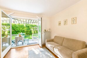 Family Apartment, 2 Bedrooms, Microwave (Riva's Garden Home) | Living area