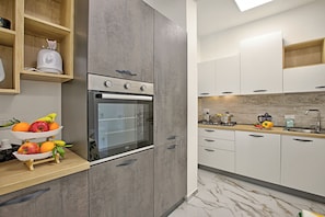 Maison Familiale, 2 chambres, 2 salles de bains (Villa Na' Lu' 2 With Sea View) | Cuisine privée | Four, plaque de cuisson, lave-vaisselle, cafetiÚre/bouilloire
