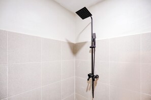 Habitación Deluxe doble | Baño | Ducha, toallas, jabón y champú