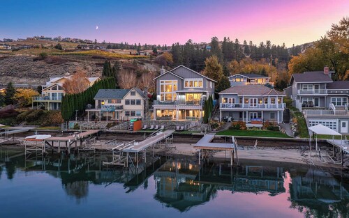 Lake Chelan Minneapolis Beach Waterfront w/ dock!