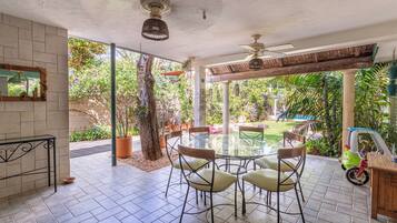 Rumah Mewah, pemandangan kebun | Ruang makan