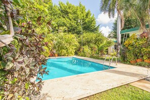 Una piscina al aire libre