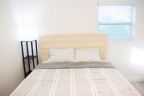 3 bedrooms, desk, iron/ironing board, free WiFi