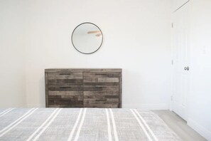 3 室のベッドルーム、デスク、アイロン / アイロン台、WiFi (無料)