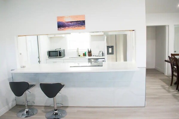 冷蔵庫、電子レンジ、オーブン、コンロ