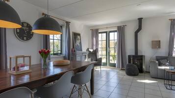 Classic Villa, 2 Bedrooms | Dining