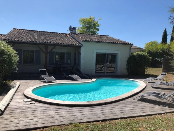 Indoor pool, outdoor pool - Luxurious Villa With Terrace in the Rural Chalais (Chalais)
