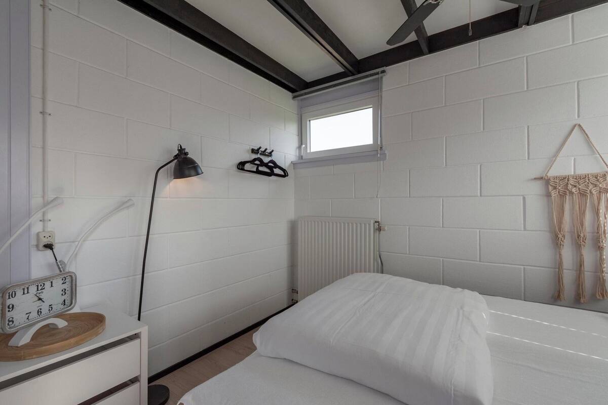 Bangalô premium, 2 quartos | 16 quartos, individualmente mobiliados, roupa de cama