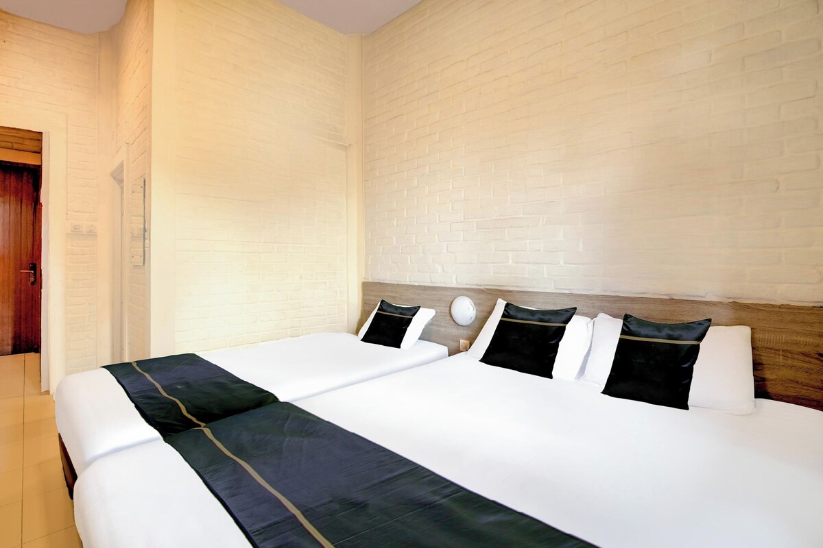 WiFi (free), bed sheets