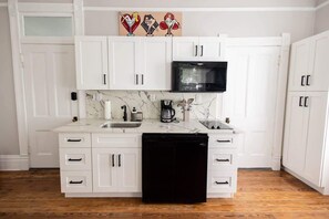 Refrigerador, microondas, cafetera y tetera y licuadora 