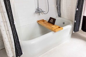 Shower, hair dryer, shampoo - Sailfish Suite on Duval (Key West)