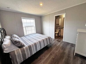 2 bedrooms, iron/ironing board, free WiFi, bed sheets