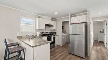 Køleskab, mikrobølgeovn, ovn, kogeplade