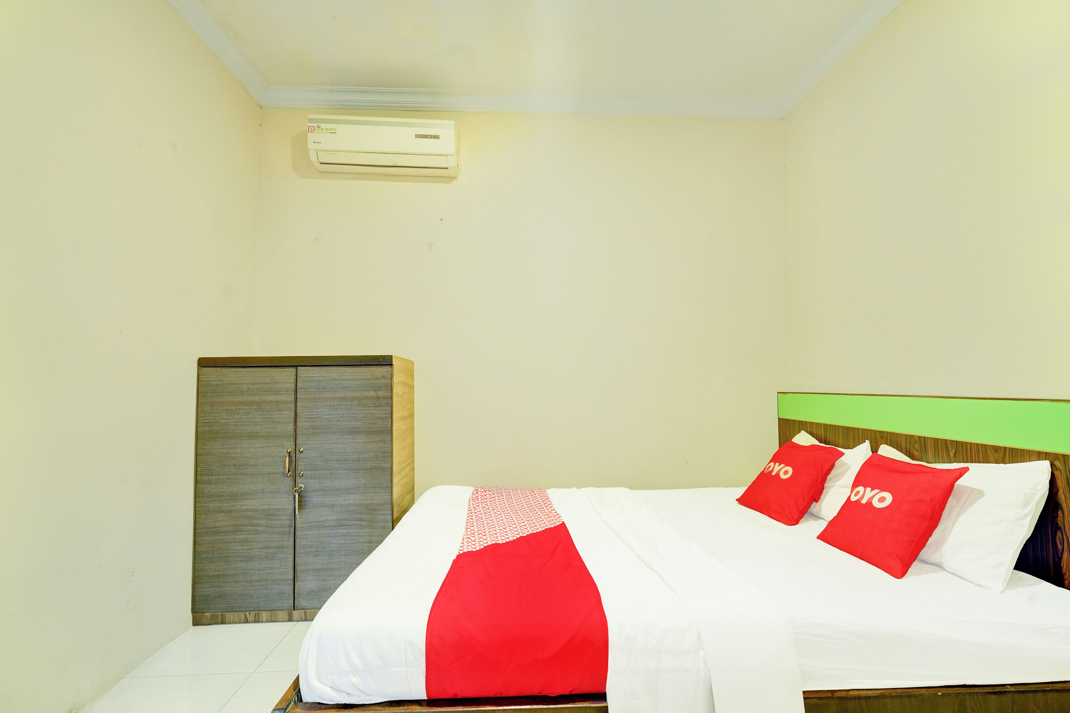 Une chambre d’hôtel équipée d’un lit, d’une armoire et d’un appareil de climatisation.