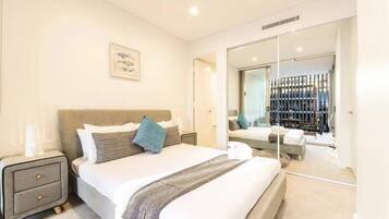 3 bedrooms, desk, WiFi, bed sheets