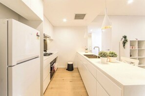 Microondas, horno, lavavajillas y tetera eléctrica 