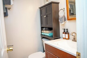 Hårføner, håndklær, såpe og toalettpapir