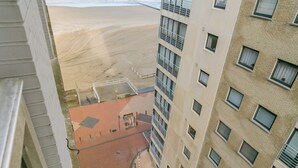 A high-rise building with a view of a sandy beach. - Apartment in Blankenberge Near Seafront (Blankenberge)