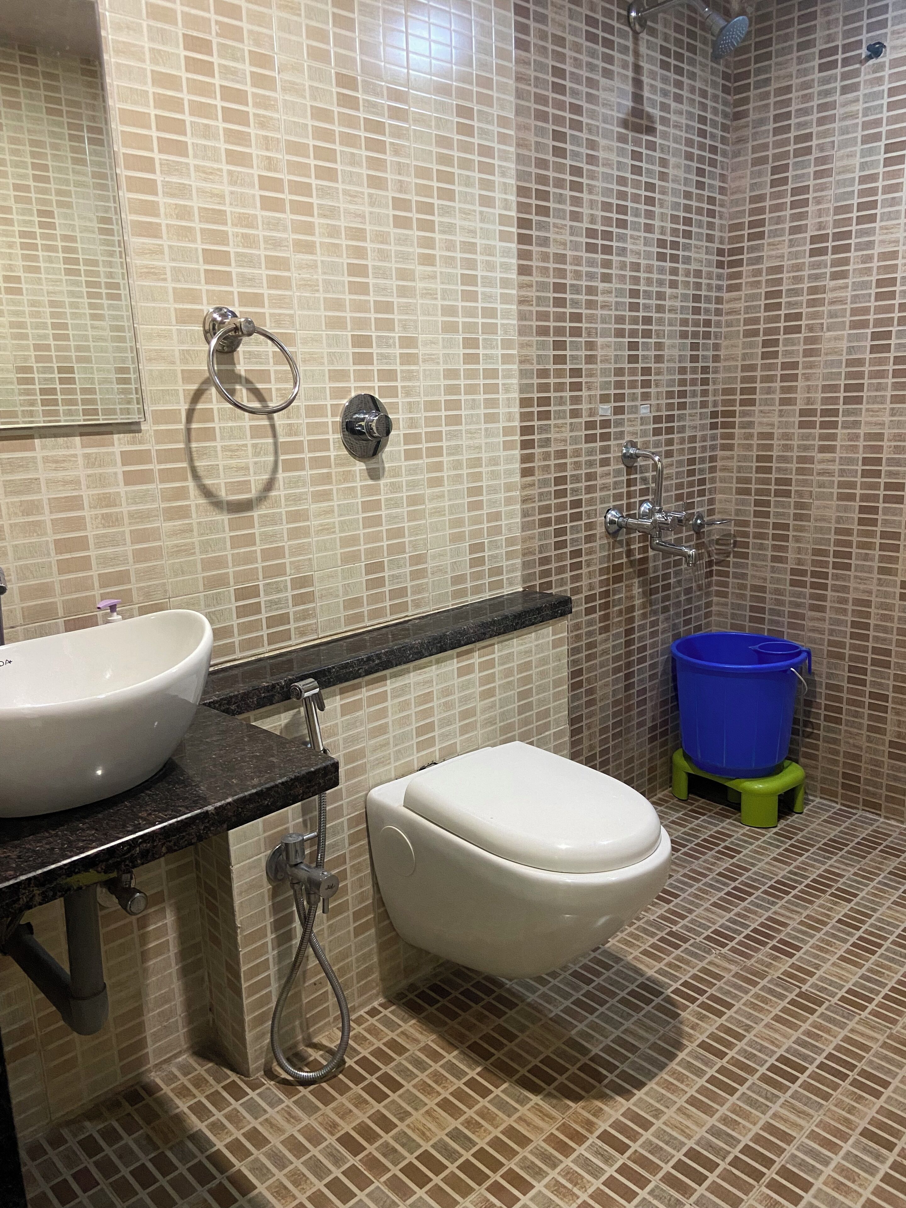 Ein Badezimmer mit Waschbecken, Toilette und Dusche.