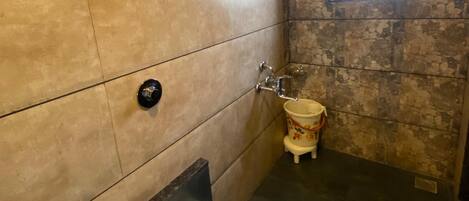 Un baño con inodoro, bidé y ducha.