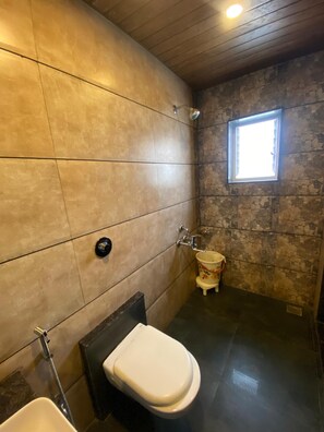 Shower, towels, soap, shampoo - Hotel Om Palace (Mahabaleshwar)